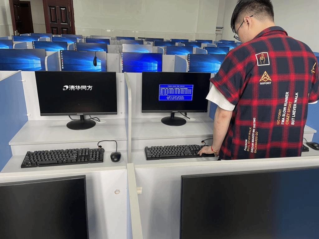 計算機學院實訓教研室開展期中機房維護工作，保障教學服務高效運行
